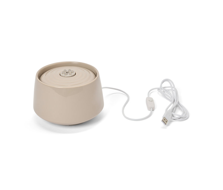 Fontaine à eau beige pour animaux de compagnie avec câble USB.