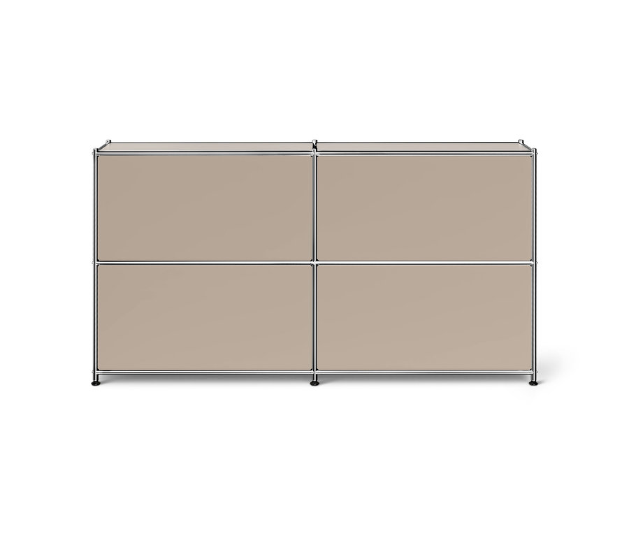 Un meuble de rangement modulaire rectangulaire avec quatre panneaux beiges dans un cadre chromé, reposant sur des pieds noirs.