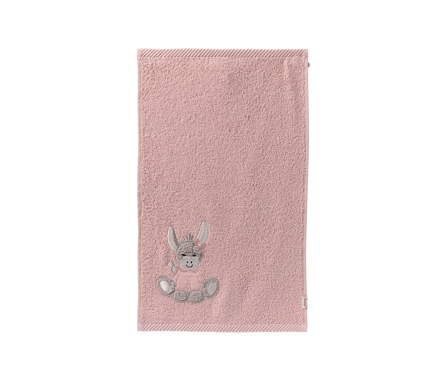 Serviette rose avec une broderie d'âne gris, portant un nœud rose et souriant, assis les jambes croisées.