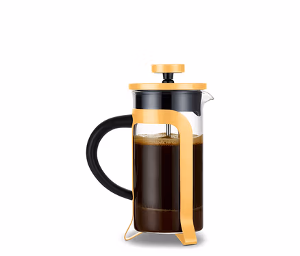 Une cafetière à piston jaune en verre avec une poignée noire remplie de café.