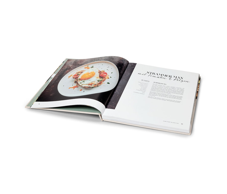 Livre de cuisine ouvert avec une photo d'un plat sur une page et une recette sur l'autre.
