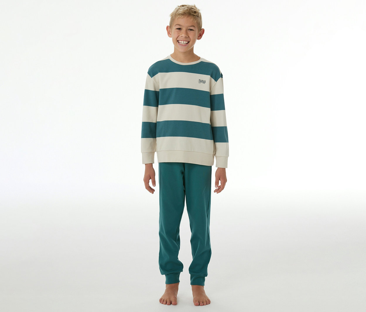 Garçon souriant portant un pyjama enfant à manches longues rayé turquoise et crème avec un pantalon turquoise uni.