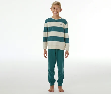 Garçon souriant portant un pyjama enfant à manches longues rayé turquoise et crème avec un pantalon turquoise uni.