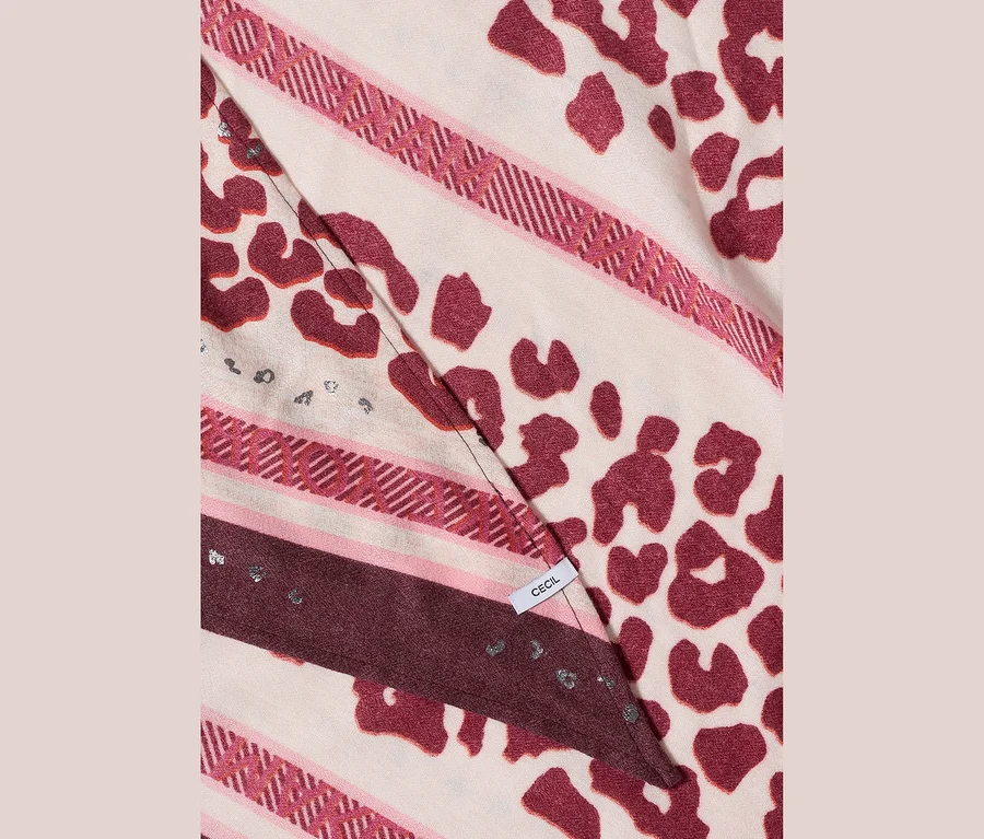 Gros plan d'un foulard triangulaire CECIL plié, avec un imprimé léopard rouge foncé, des rayures roses et bordeaux, et des détails pailletés argentés.