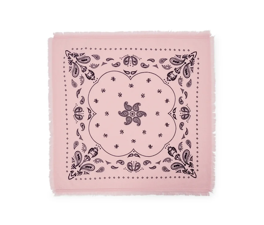 Bandana tricoté rose en laine et cachemire, orné d'un motif cachemire foncé et de bords effilochés.