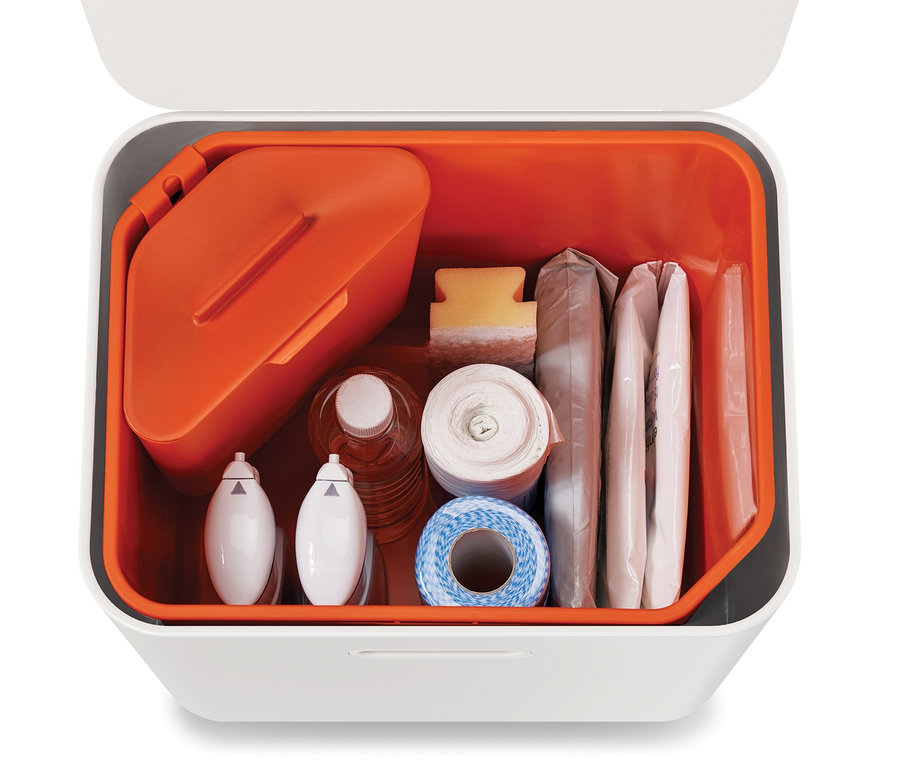 Vue de dessus d'une poubelle de tri sélectif Joseph Joseph remplie de divers articles recyclables.