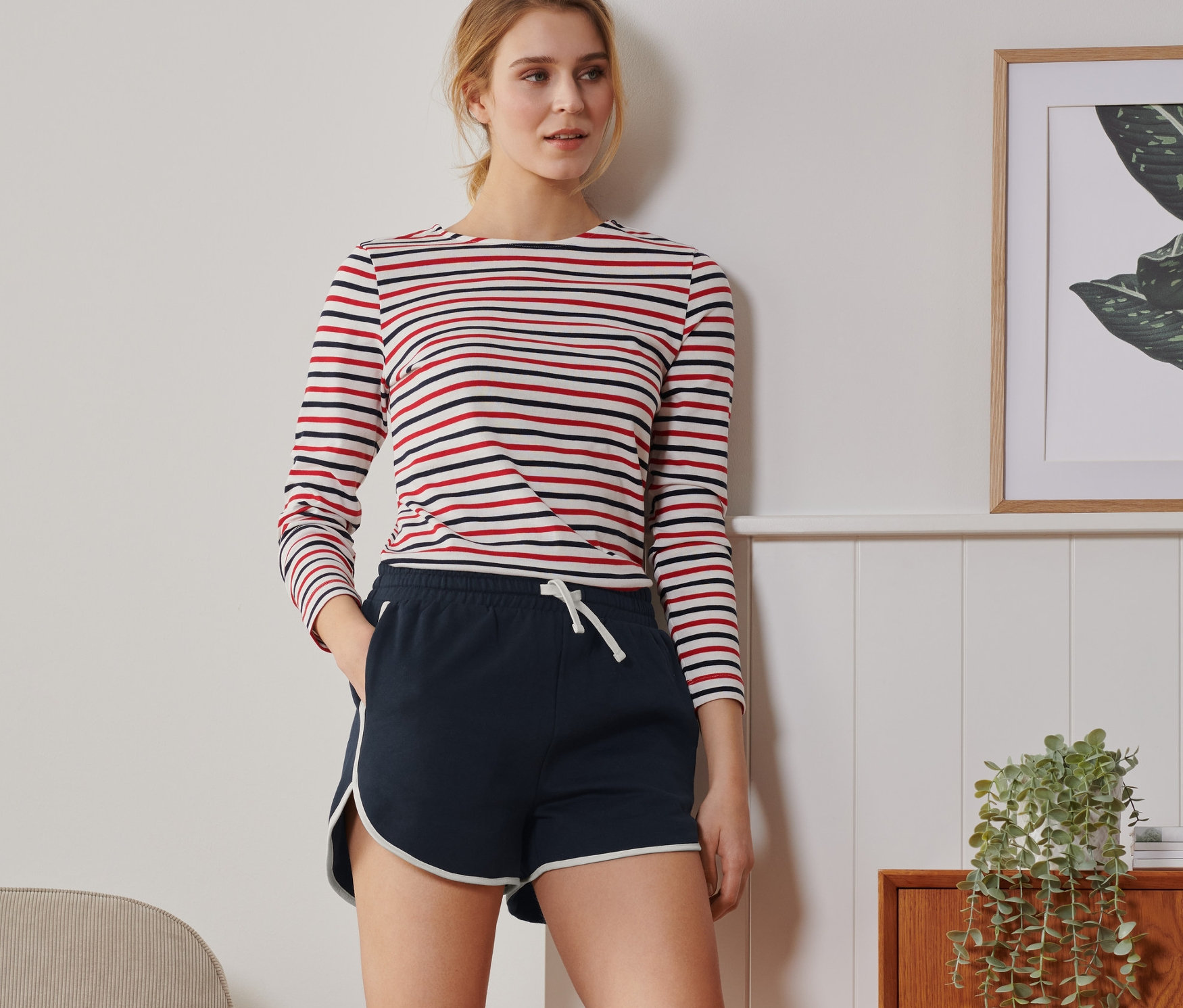 Femme portant un haut rayé et un short molletonné.
