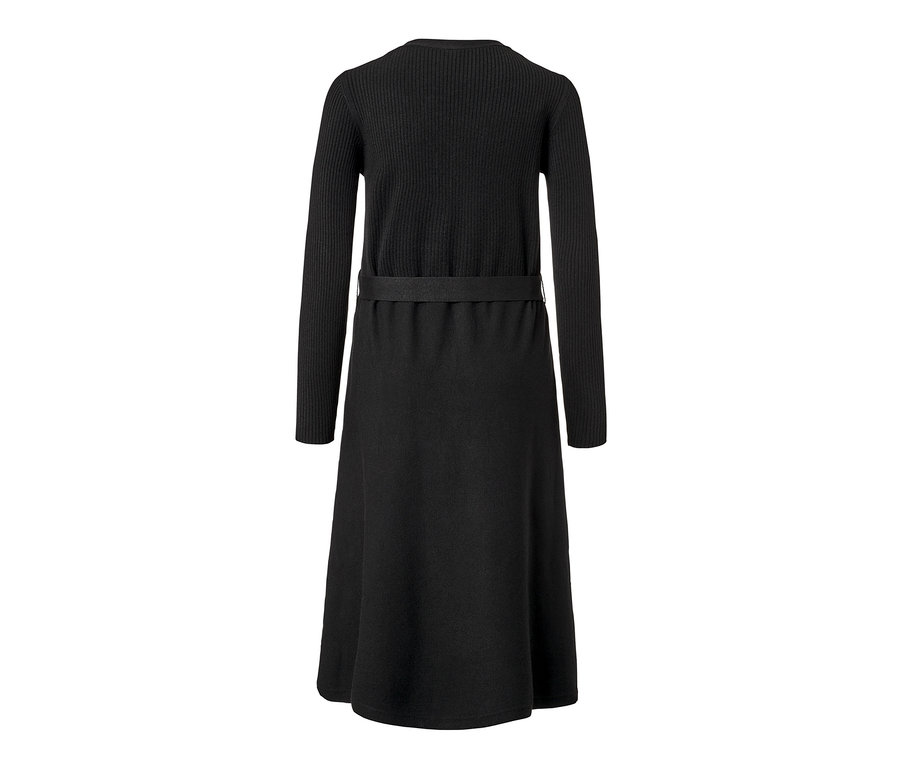 Robe en maille noire avec ceinture.