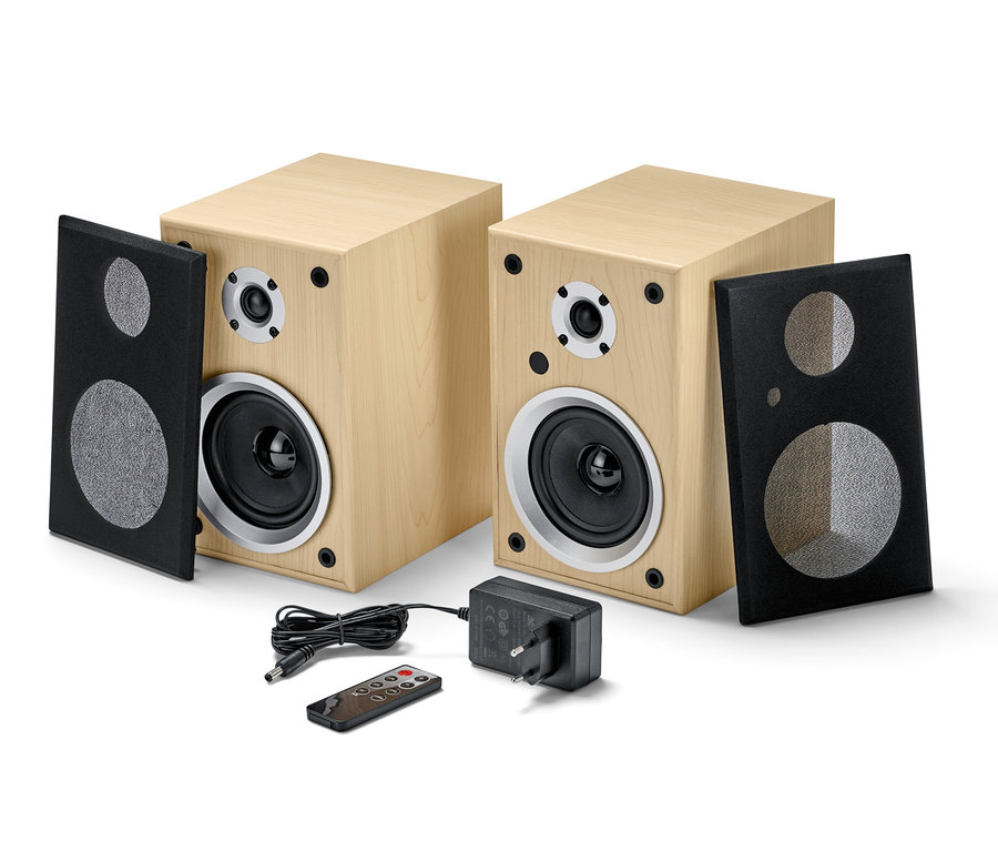 Deux enceintes stéréo avec Bluetooth®, un adaptateur secteur et une télécommande sur fond blanc.