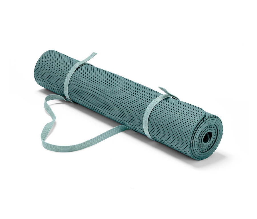 Un tapis de yoga et de fitness bleu clair enroulé avec des sangles de transport.