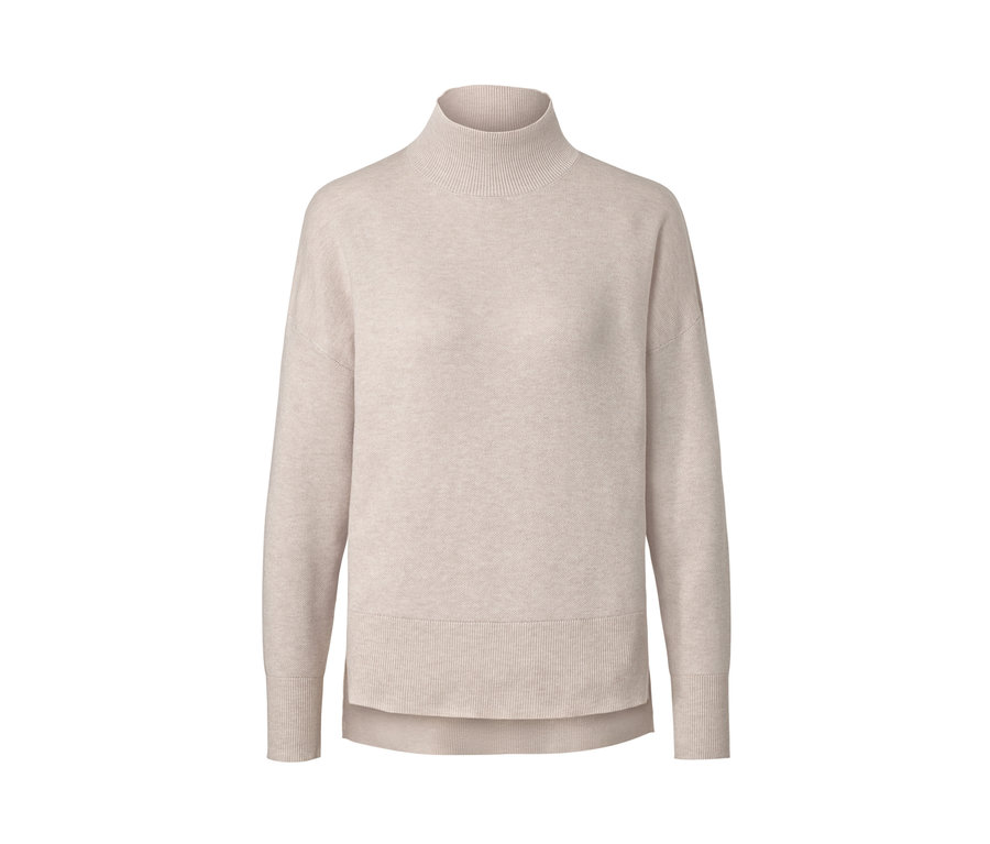 Pull en maille beige à col montant.