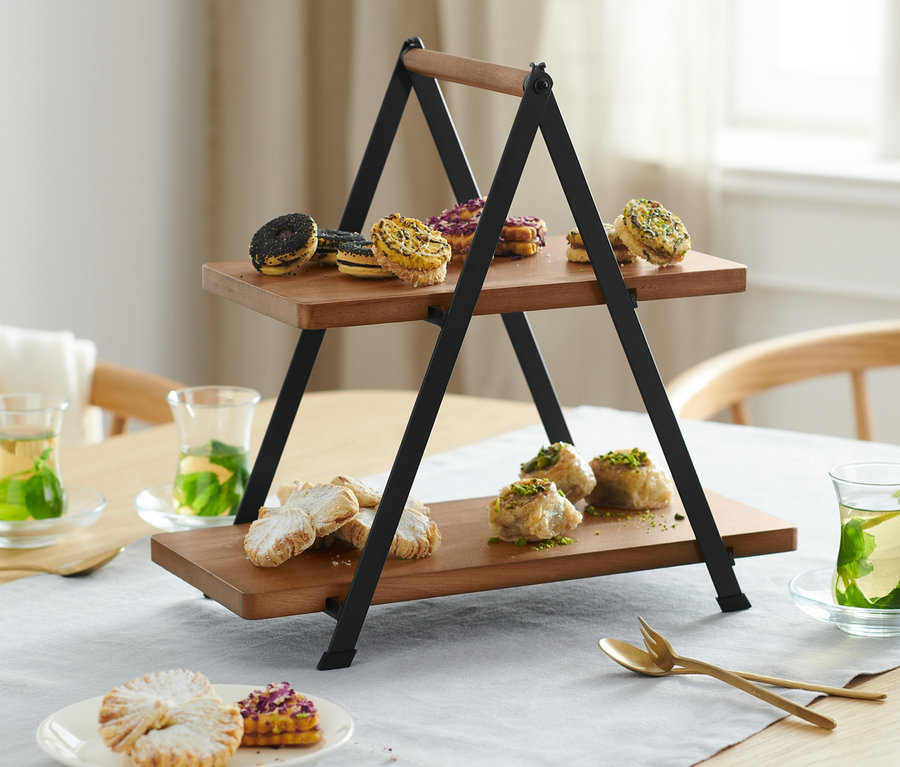 Présentoir à étages avec des pâtisseries sur une table.
