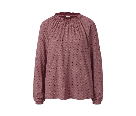 Blouse imprimée rouge foncé.