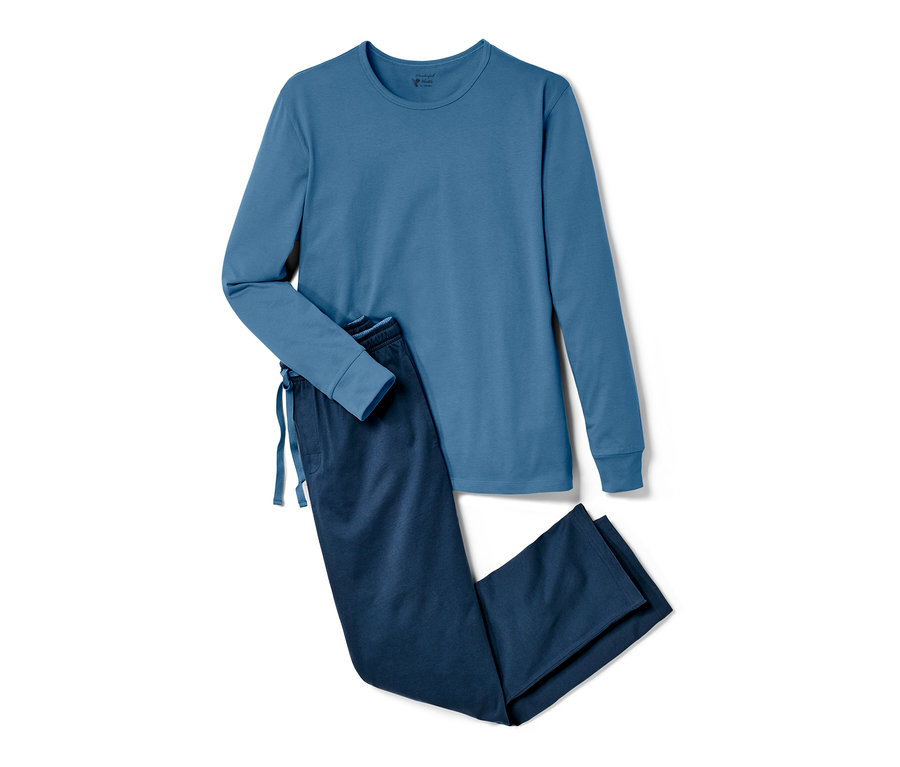 Un pyjama en jersey bleu posé sur un fond blanc.