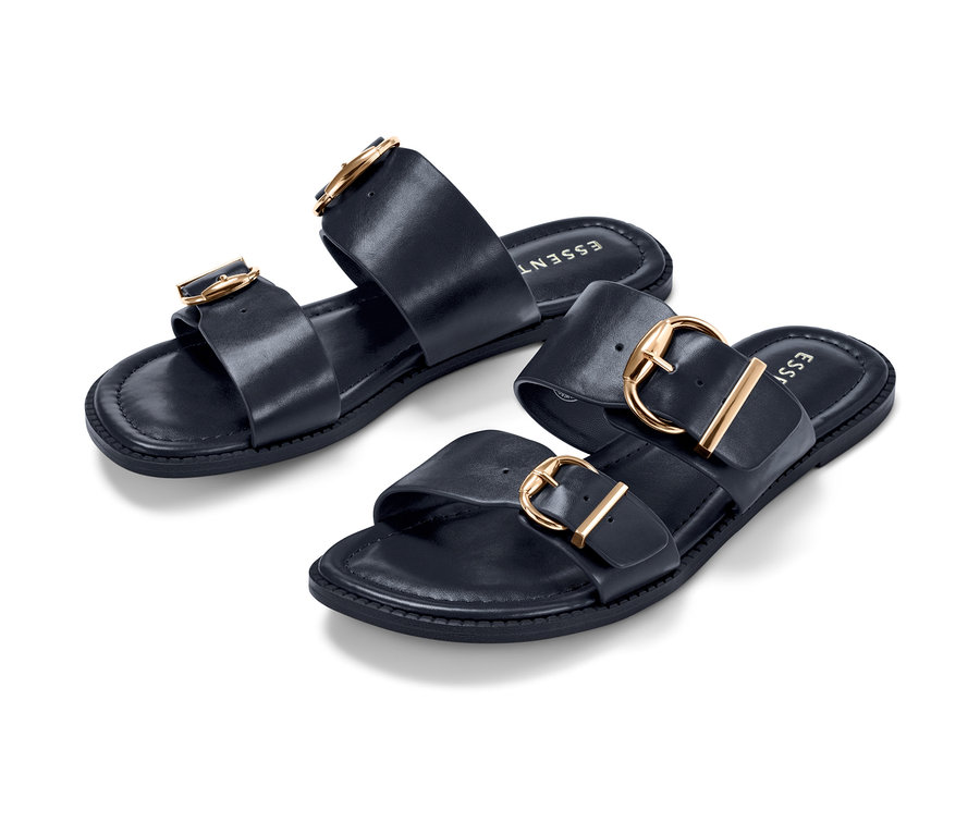 Deux sandales noires à brides posées sur un fond blanc.