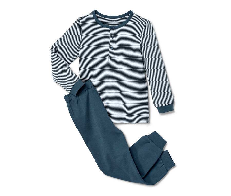 Pyjama bleu pour enfant en maille interlock avec un haut rayé à manches longues et un pantalon bleu.