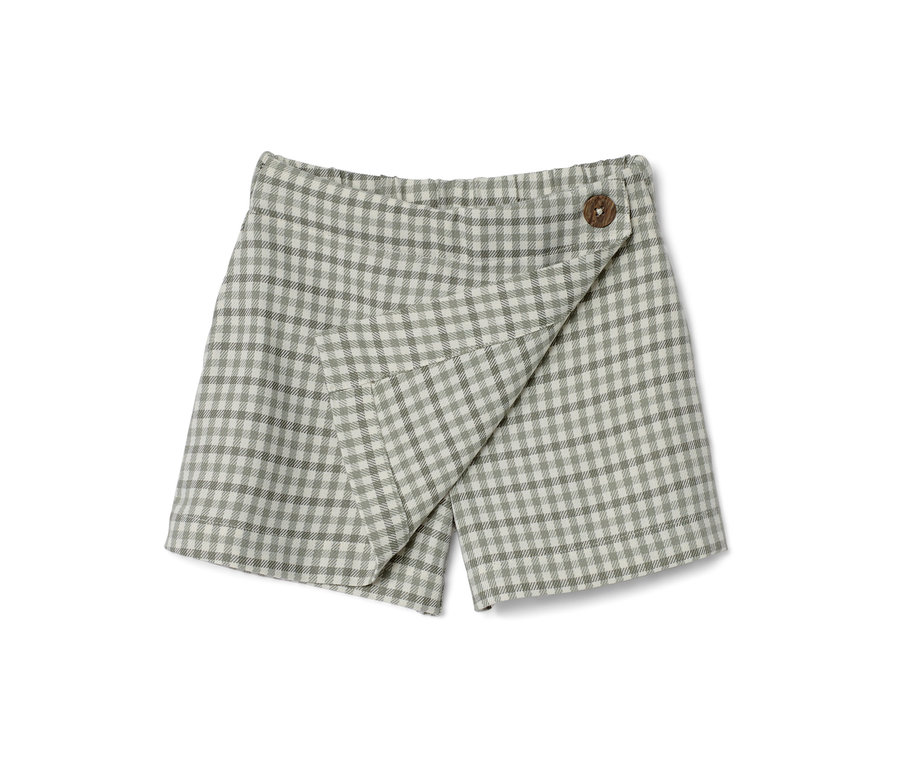 Une jupe-culotte pour enfant à carreaux avec un bouton.