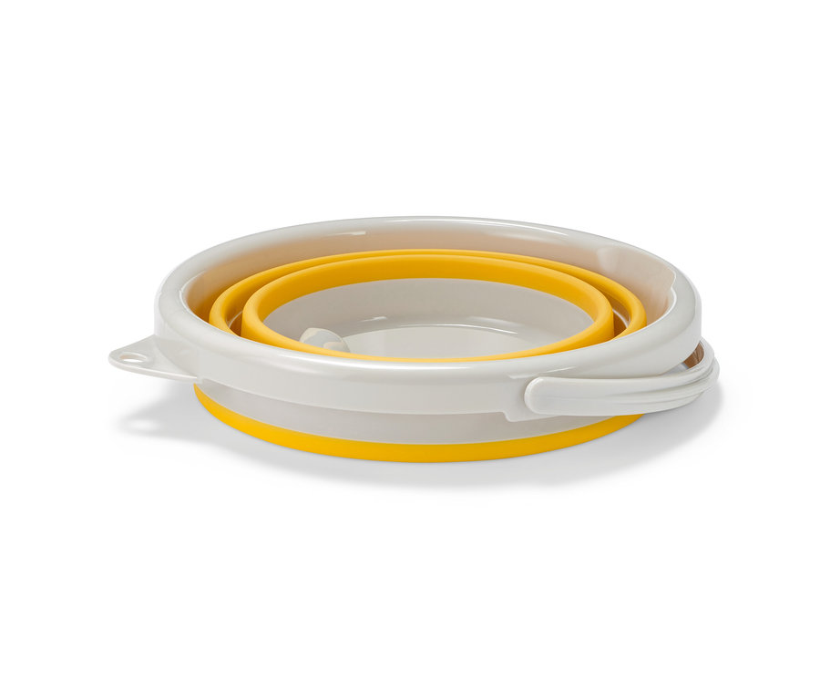 Un seau pliable en position repliée.