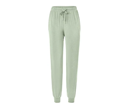 Un pantalon de pyjama vert clair avec cordon de serrage à la taille.