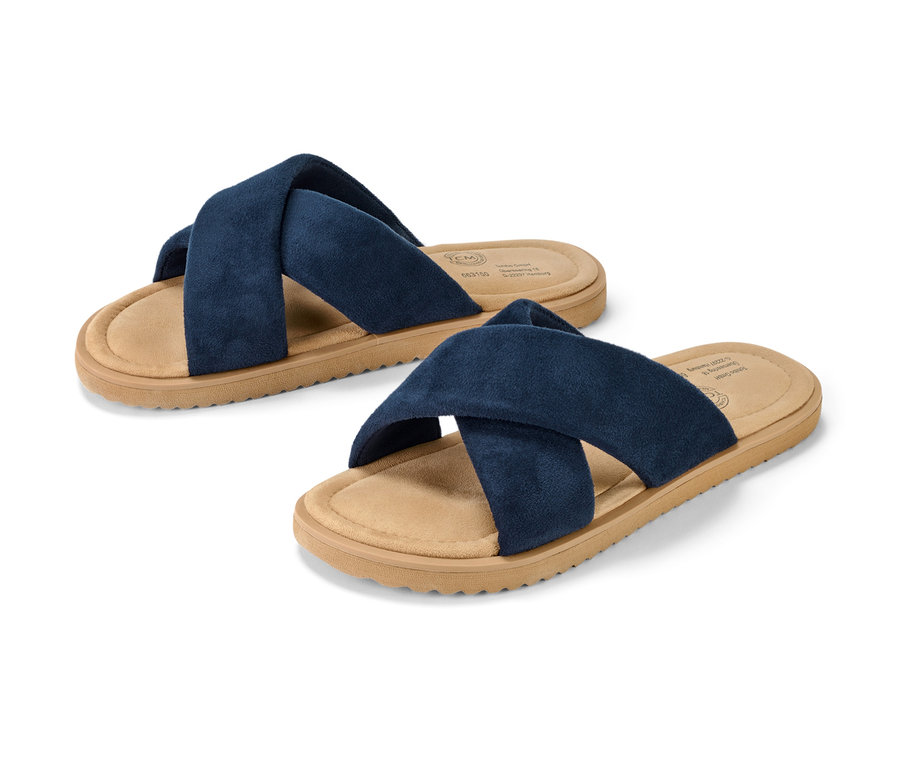 Deux sandales confortables bleues avec des brides croisées.