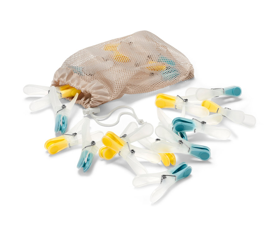 20 pinces à linge sont posées à côté d'un sac en filet beige.