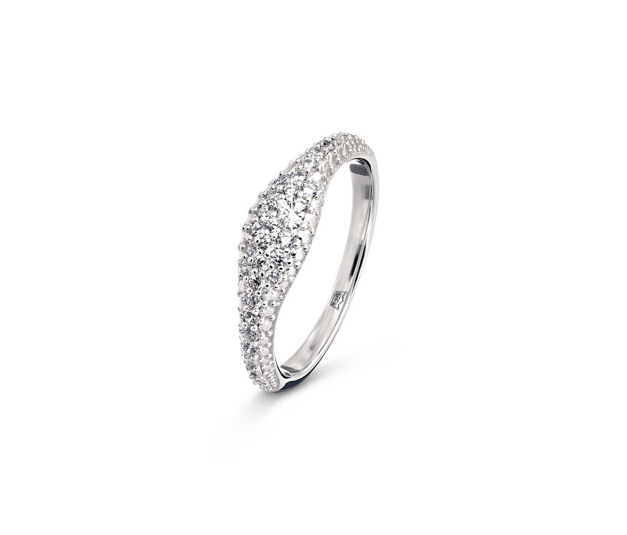 Gros plan d'une bague en argent 925 sparkling.