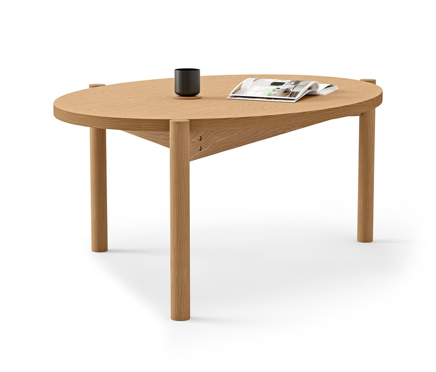 Table basse ovale en bois clair avec tasse noire et magazine.