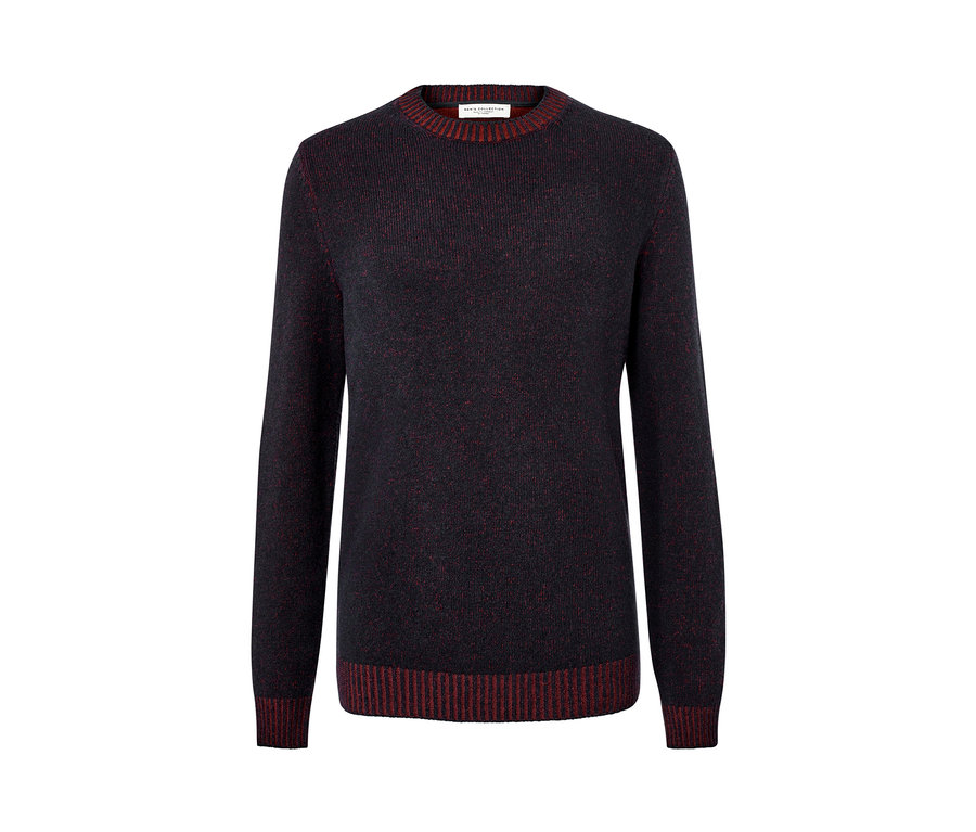Pull en laine bleu foncé avec bordure rouge.