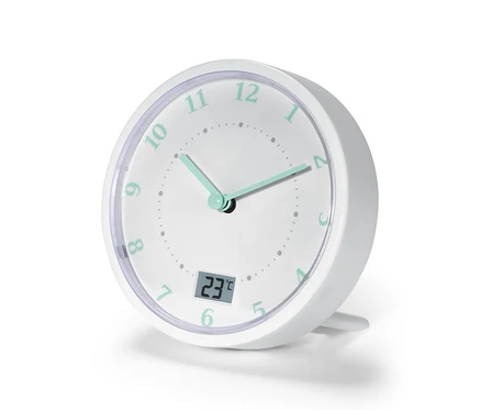 Une horloge de salle de bain blanche avec des aiguilles et des chiffres aigue-marine indiquant 10 h 10 et 23 degrés Celsius.