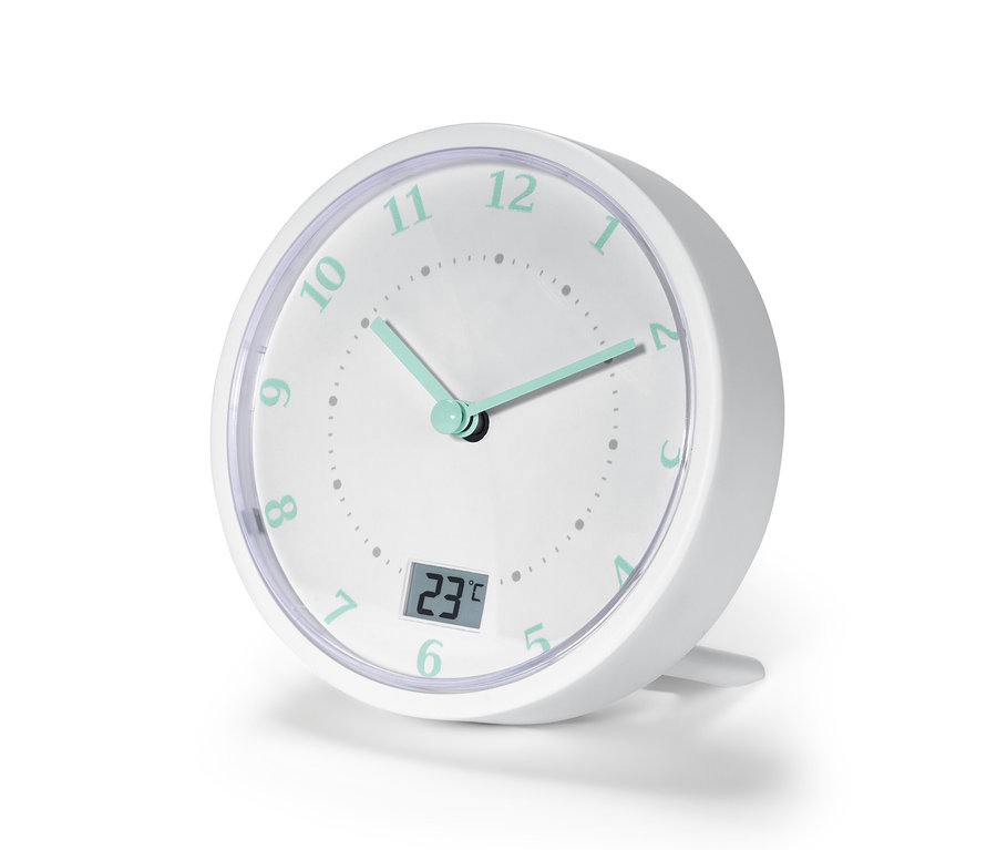 Une horloge de salle de bain blanche avec des aiguilles et des chiffres aigue-marine indiquant 10 h 10 et 23 degrés Celsius.