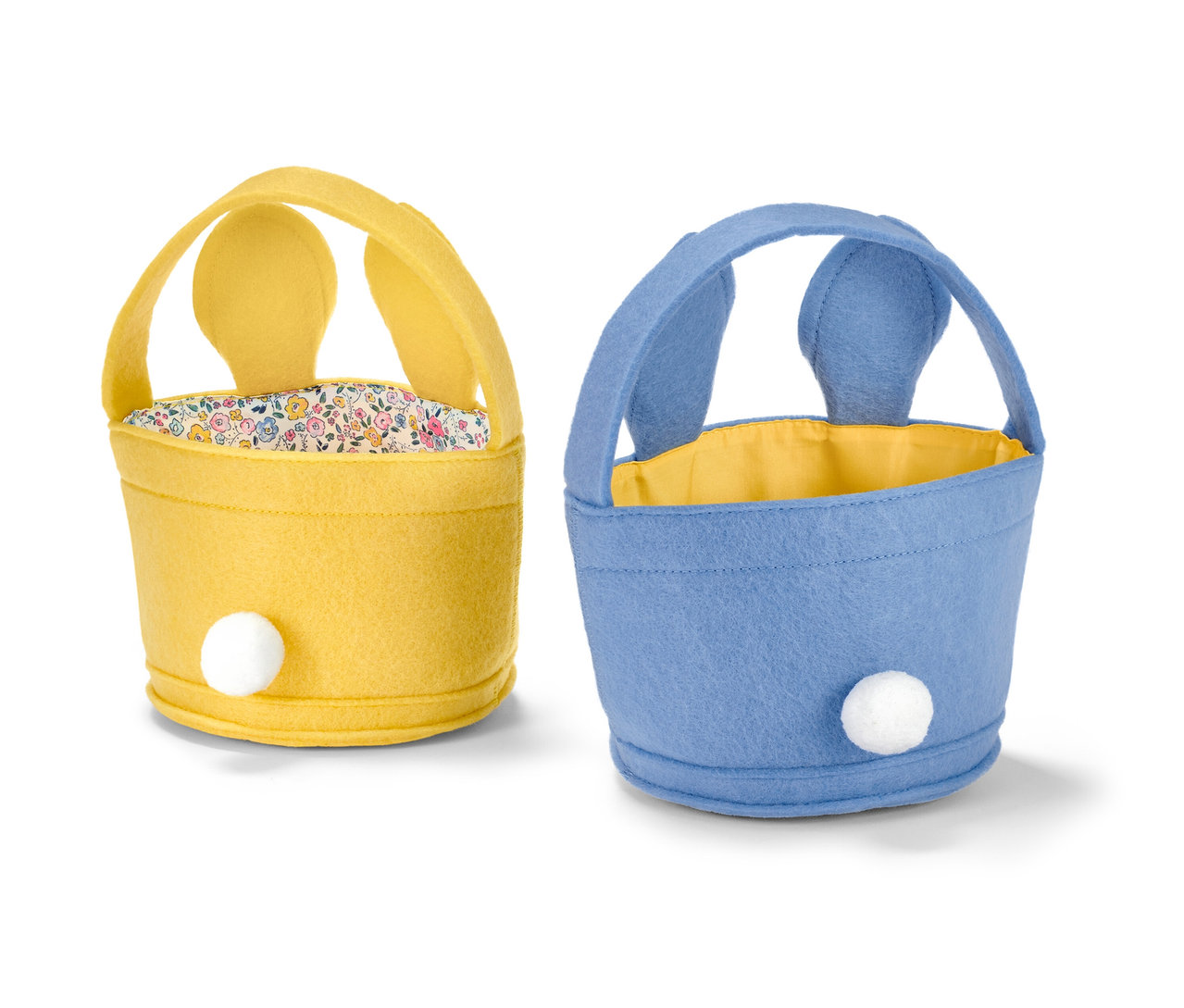 Deux petits paniers de Pâques, un jaune et un bleu, tous deux avec des oreilles et un pompon.