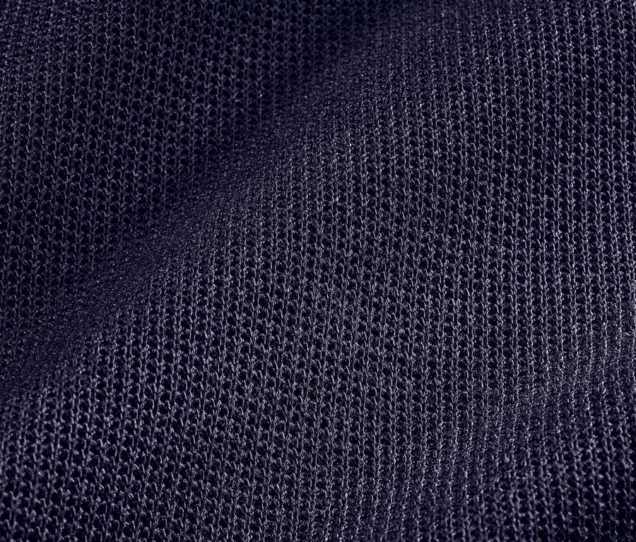 Gros plan d'un tissu texturé bleu foncé de la blouse structurée.