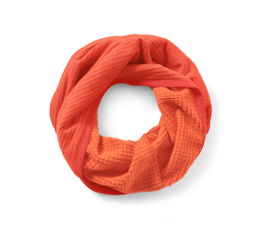 Un foulard multifonction orange enroulé en cercle.