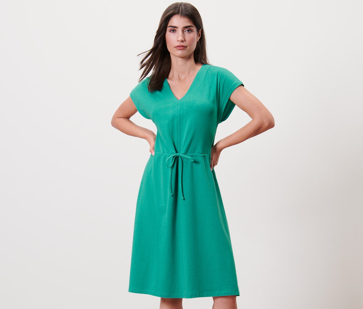 Femme posant en robe en jersey avec lien à nouer.