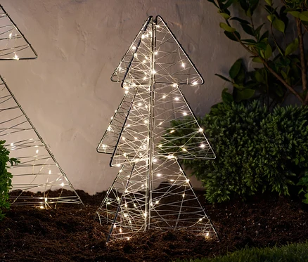 Deux sapins d'extérieur à LED, pliables, env. 45 cm, se tiennent sur le sol à côté de buissons.