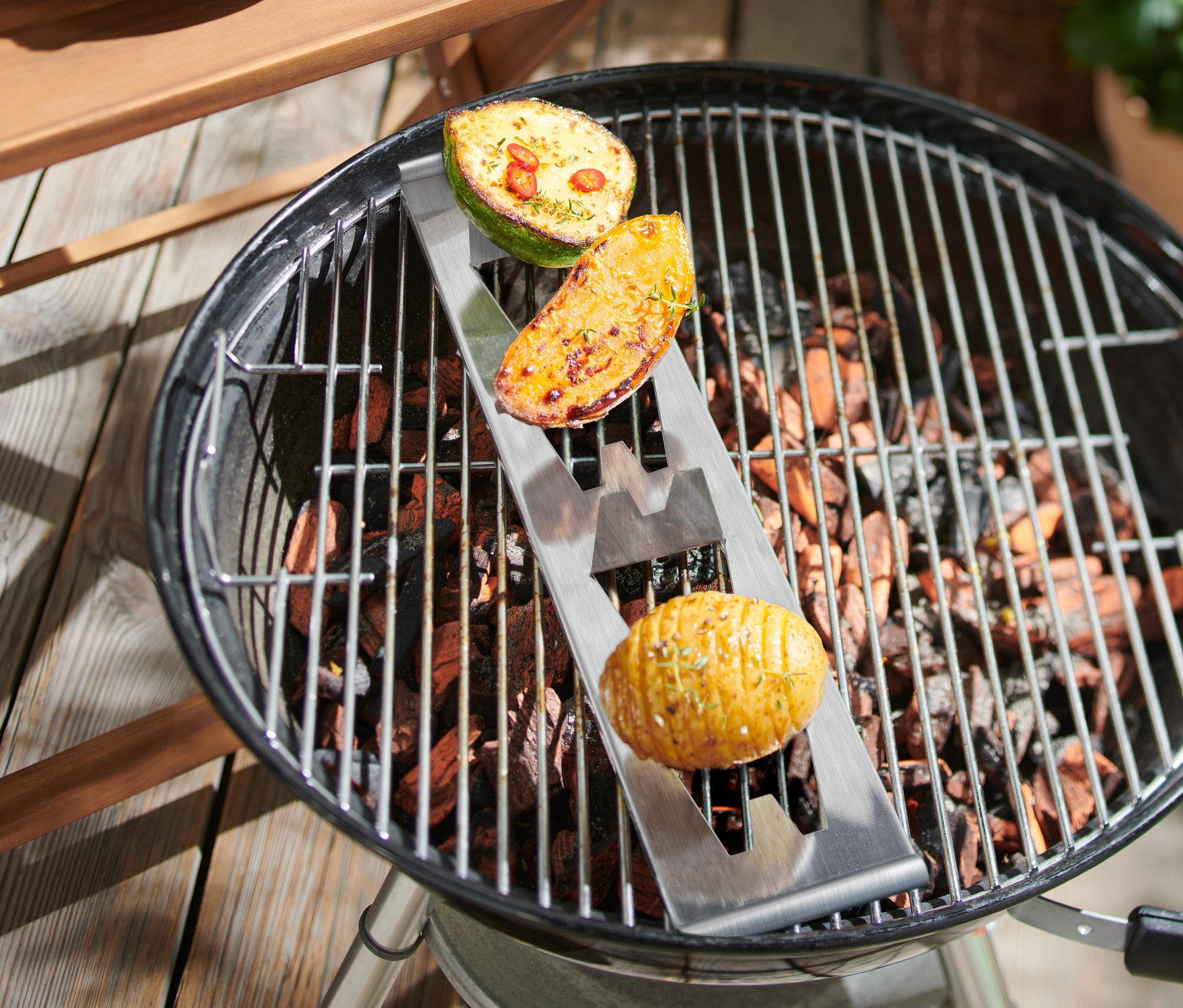 Pommes de terre dans un support sur un grill.