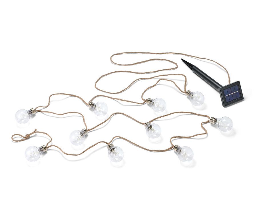 Guirlande lumineuse solaire avec cordon en jute et panneau solaire sur fond blanc.