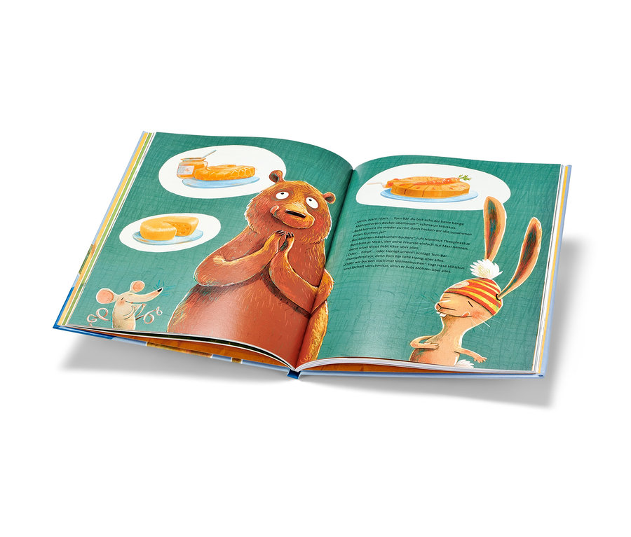 Un livre ouvert illustrant un ours et un lièvre. Sur le côté gauche, illustration d'un ours et d'une souris. Au-dessus de l'ours, illustrations de gâteaux. Le livre est « Hase Hibiskus ».