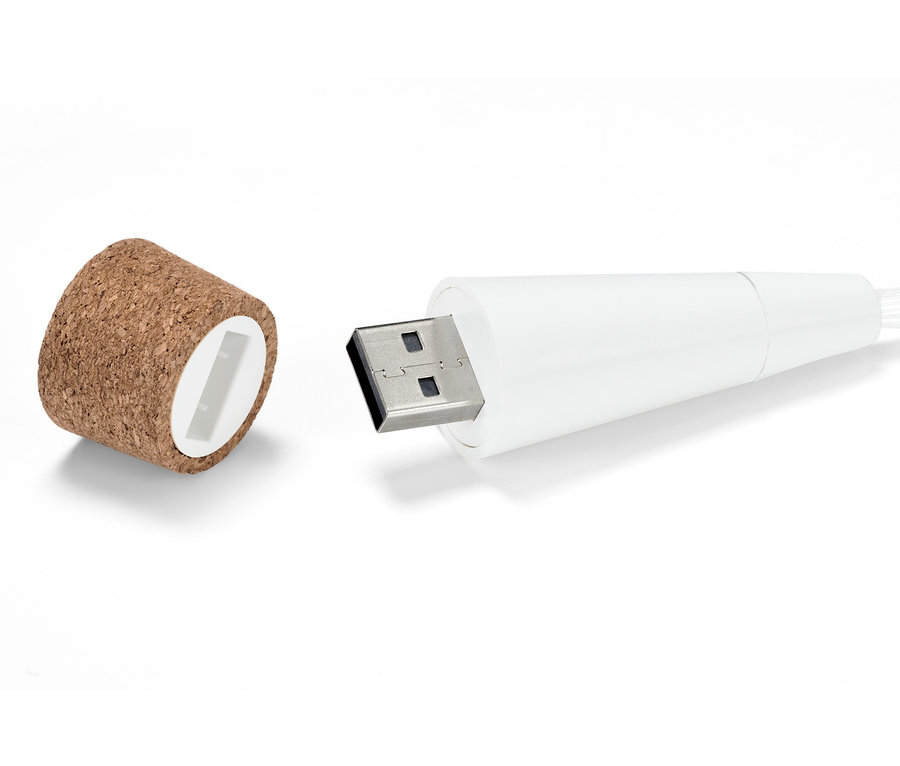 Gros plan d'un bouchon à LED avec batterie et connecteur USB.