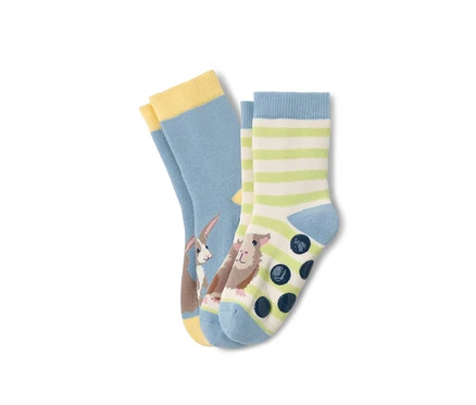 Deux paires de chaussettes antidérapantes pour tout-petit : une paire bleu clair avec un lapin, l’autre rayée avec un cochon d’Inde et des points antidérapants.