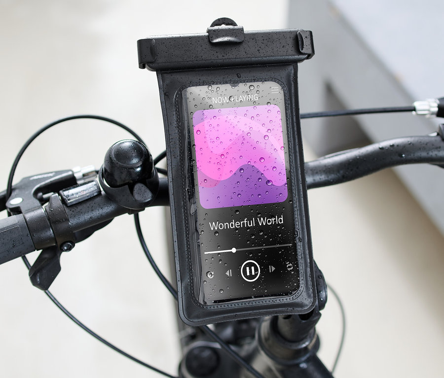 Gros plan d'un support de smartphone pour vélo fixé à un guidon de vélo, avec un lecteur de musique visible sur l'écran du smartphone.