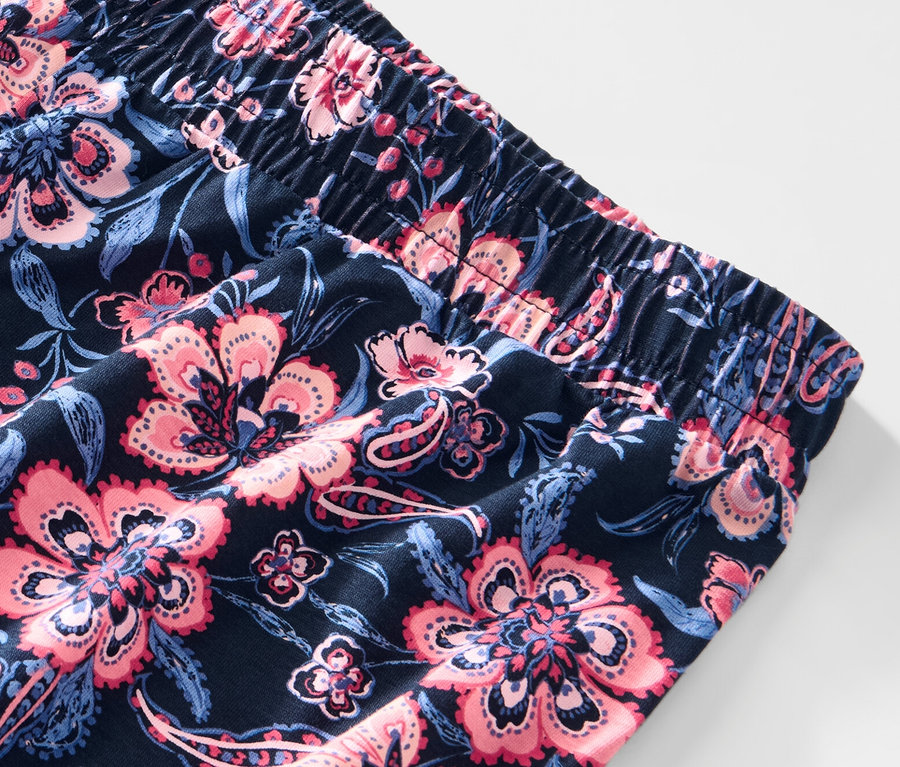 Détail d'un pantalon de pyjama à motif floral.