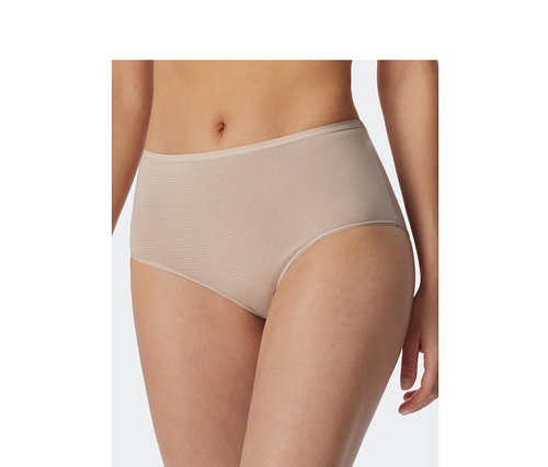 Femme portant un midi slip SCHIESSER couleur sable avec modal et de fines rayures.