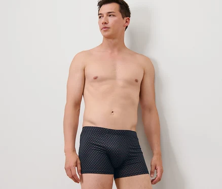 Un homme pose en 4 Boxers.