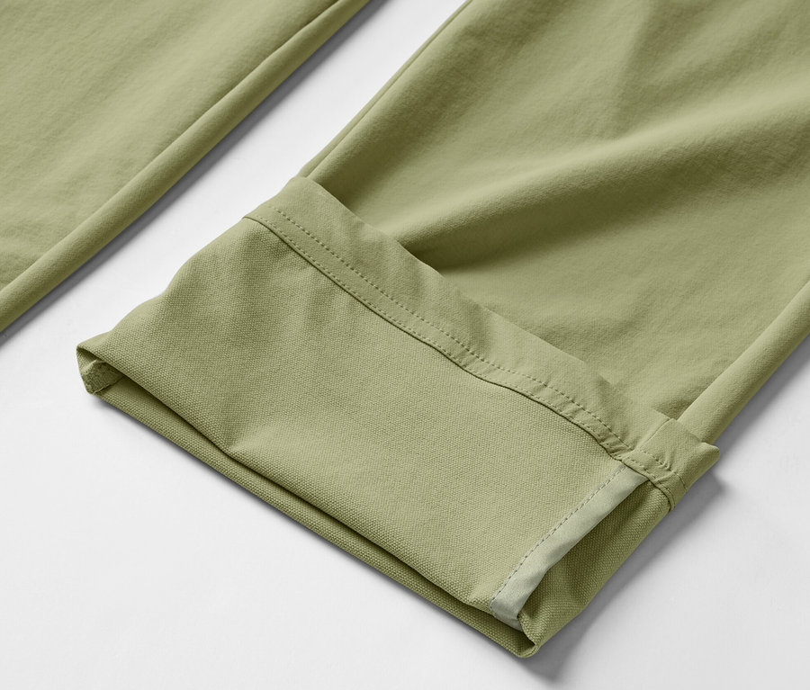 Détail d'un pantalon en softshell kaki.