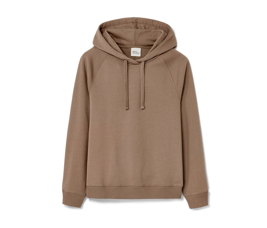 Un sweat à capuche NAH/STUDIO en coton durable, couleur noisette.