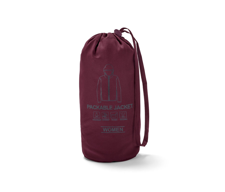 Un sac de rangement contenant une veste fonctionnelle légère « pack me » prune.