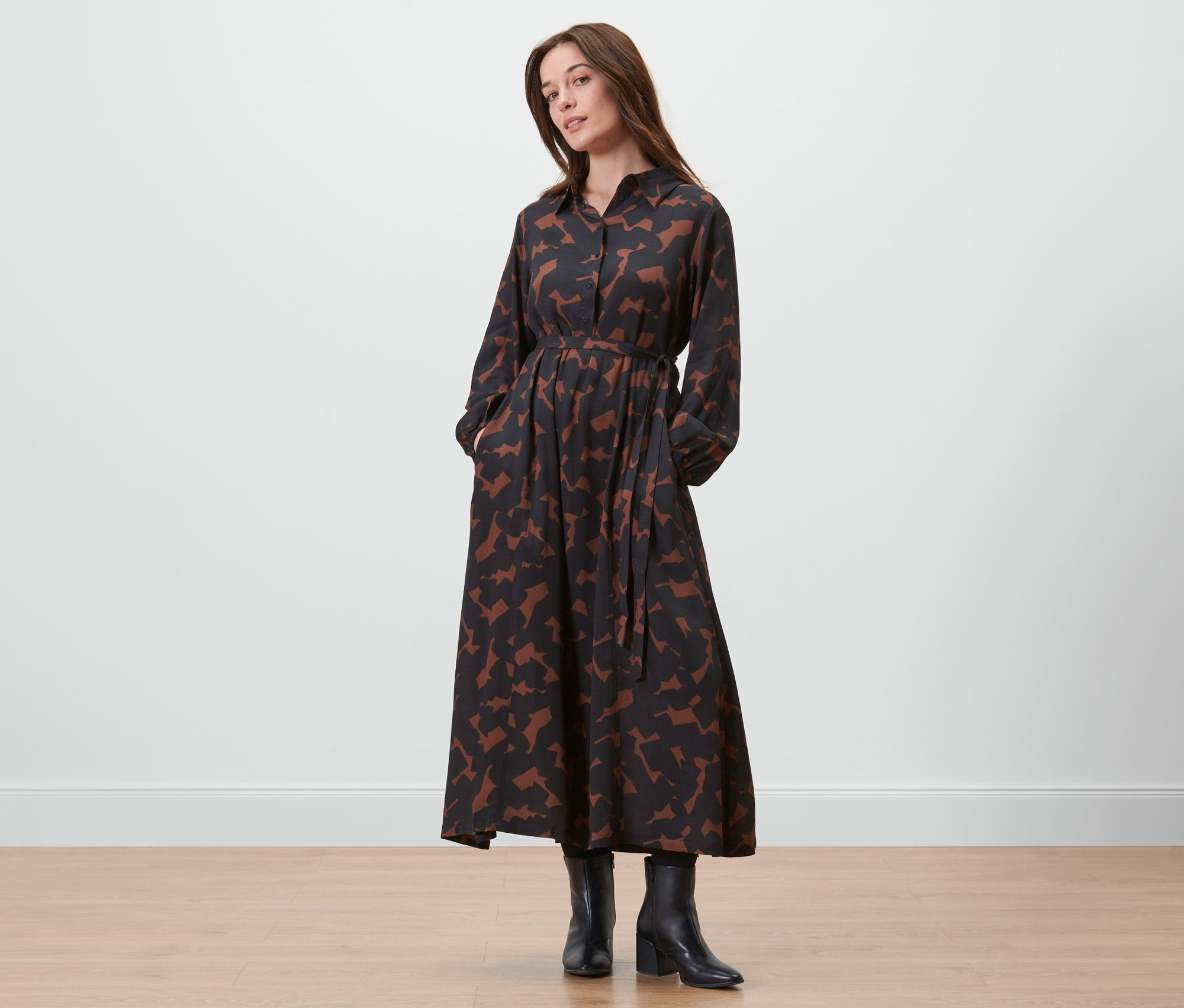 Femme posant dans une robe tissée imprimée.