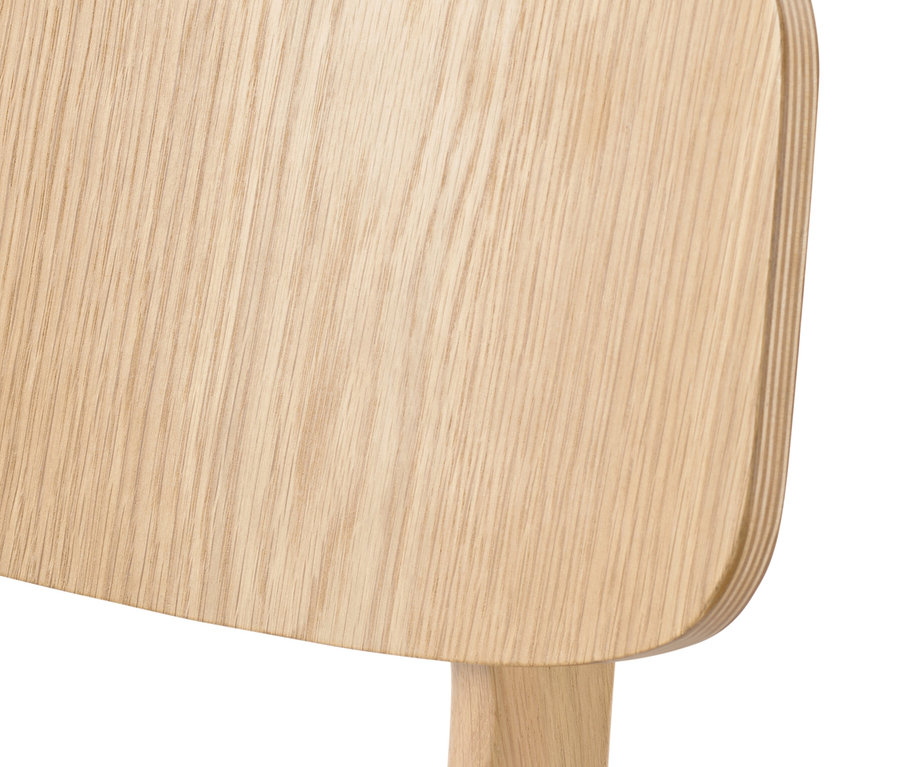 Gros plan d'une chaise d'intérieur.