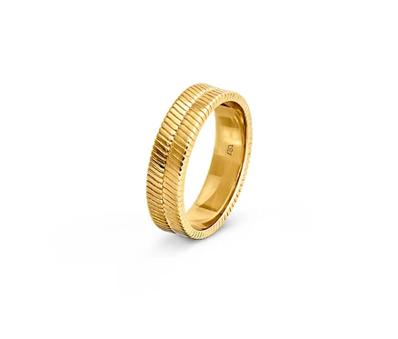 Gros plan d'une bague argent 925 chevrons dorée.